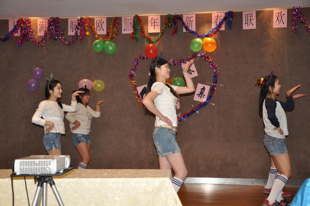 舞蹈《小雞小雞》激情洋溢,活力四射,跳出了大家對2016年的幸福憧憬